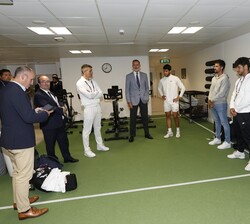 Su Majestad el Rey junto a Carlos Alcaraz, el ministro de Cultura y Deporte y el Staff Técnico