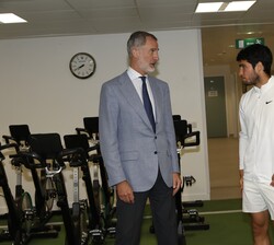 Su Majestad el Rey conversa con Carlos Alcaraz tras proclamarse nuevo campeón de Wimbledon
