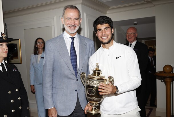 Su Majestad el Rey junto al nuevo campeón de Wimbledon, Carlos Alcaraz