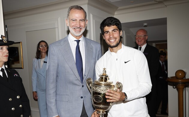 Su Majestad el Rey junto al nuevo campeón de Wimbledon, Carlos Alcaraz