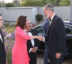 Sus Majestades los Reyes reciben el saludo de la presidenta de la Comunidad de Madrid, Isabel Díaz Ayuso