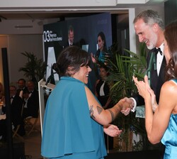 Su Majestad el Rey entrega el Premio "Mingote" a Flavita Banana