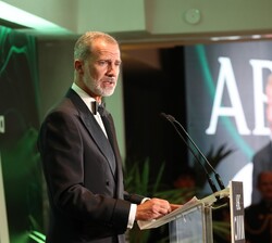 Su Majestad el Rey durante su intervención en la entrega de los Premios "Mariano de Cavia", "Luca de Tena" y "Mingote"