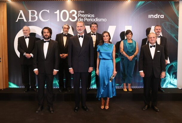 Fotografía de grupo de Sus Majestades los Reyes con el presidente de Vocento, director de ABC, presidente del jurado, presidente de Indra y galardonad