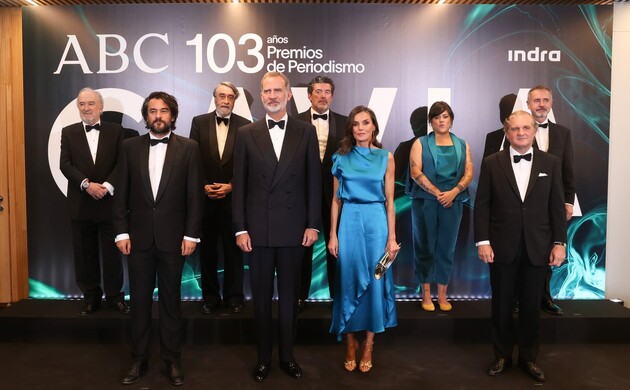 Fotografía de grupo de Sus Majestades los Reyes con el presidente de Vocento, director de ABC, presidente del jurado, presidente de Indra y galardonad