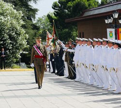Su Majestad el Rey pasa revista a las tropas