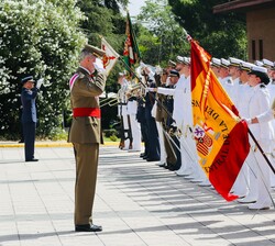 Su Majestad el Rey durante el saludo a la Bandera