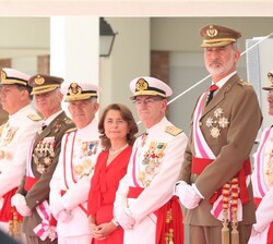 Su Majestad el Rey junto a las autoridades durante el acto militar