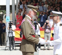 Su Majestad el Rey entrega una condecoración al teniente, César Augusto Téllez Durán como número 1 de la escala de Oficiales del Cuerpo Militar de San