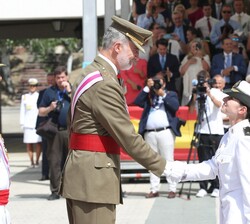 Su Majestad el Rey entrega una condecoración a la teniente, Celia Sánchez Aranda como número 1 de la escala de Oficiales del Cuerpo Militar de Interve
