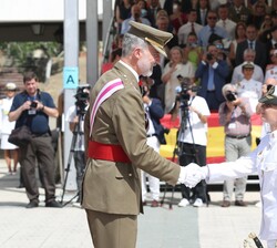 Su Majestad el Rey entrega una condecoración a la teniente, Eva Espejel Checa como número 1 de la escala de Oficiales del Cuerpo Militar de Sanidad