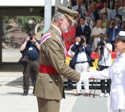 Su Majestad el Rey entrega una condecoración a la sargento, Silvia Sanagustín Samitier como número 1 de la escala de Suboficiales del Cuerpo de Música
