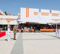 Su Majestad el Rey tras entregar las condecoraciones a los números 1