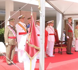 Su Majestad el Rey junto a las autoridades durante el desarrollo del acto