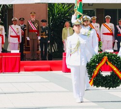 Su Majestad el Rey durante la interpretación de "La Muerte no es el final" en el homenaje a los que dieron su vida por España