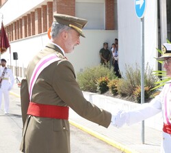 A su llegada, Su Majestad el Rey recibe el saludo del Jefe de Estado Mayor de la Defensa (JEMAD), el Almirante General Teodoro Esteban López Calderón