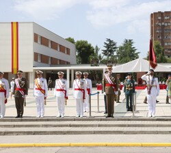 Su Majestad el Rey junto a las autoridades ocupa su lugar para presenciar el desfile