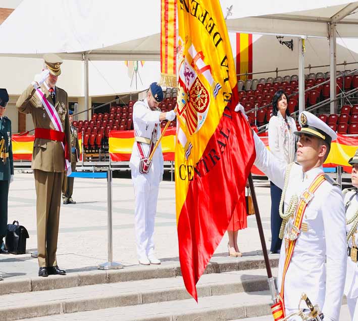 Su Majestad el Rey saluda al paso de la Bandera