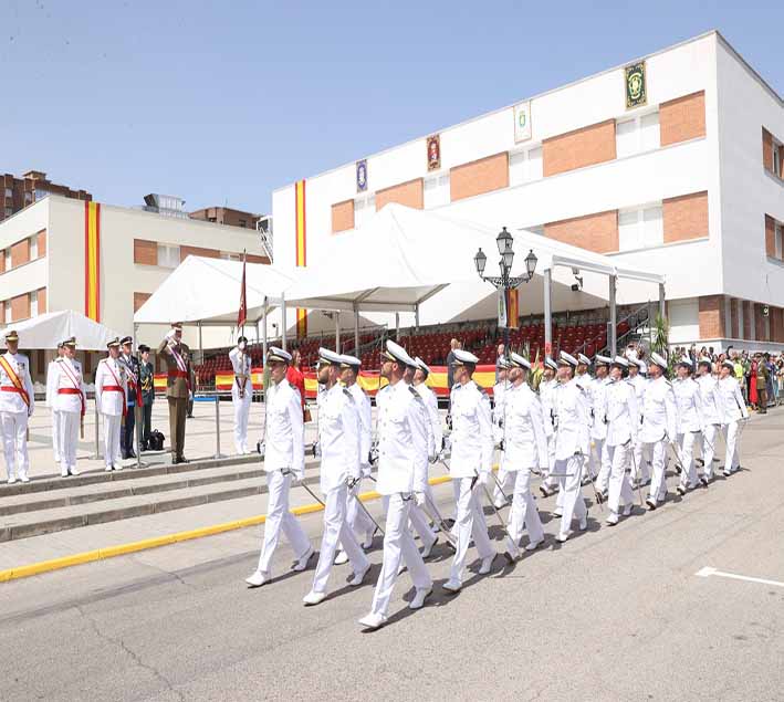 Su Majestad el Rey presencia el desfile de las tropas