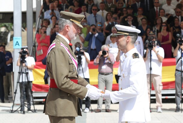 Su Majestad el Rey entrega una condecoración al teniente, César Augusto Téllez Durán como número 1 de la escala de Oficiales del Cuerpo Militar de San