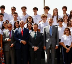Su Majestad el Rey junto a los participantes en la XVIII edición del Programa “Becas Europa” de la Universidad Francisco de Vitoria