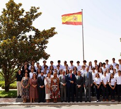 Don Felipe junto a os participantes en la XVIII edición del Programa “Becas Europa” de la Universidad Francisco de Vitoria y las autoridad