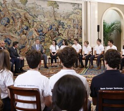 Su Majestad el Rey conversa con los asistentes a la audiencia