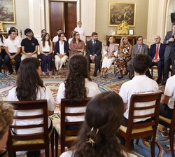 Su Majestad el Rey atiende a la exposición del rector de la Universidad Francisco de Vitoria durante la audiencia