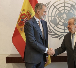 Su Majestad el Rey recibe el saludo del Secretario General de las Naciones Unidas, Antonio Gutierres