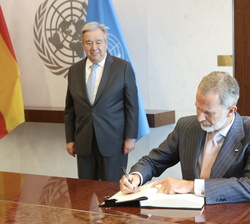 Su Majestad el Rey firma en el Libro de Honor de las Naciones Unidas en Nueva York