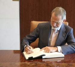 Su Majestad el Rey firma en el Libro de Honor de las Naciones Unidas en Nueva York