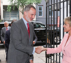 Su Majestad el Rey a su llegada al acto recibe el saludo de la secretaria de Estado de Digitalización e Inteligencia Artificial, Carme Artigas