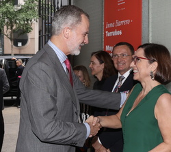 Su Majestad el Rey a su llegada al acto recibe el saludo de la presidenta de la Fundación Joan Margarit e hija de Joan Margarit, Mónica Margarit