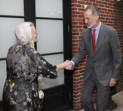 Su Majestad el Rey a su llegada al acto recibe el saludo de la galardonada, Sharon Olds