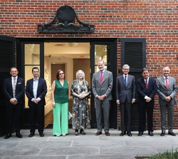 Fotografía de grupo de Su Majestad el Rey con la premiada y las autoridades y personalidades asistentes