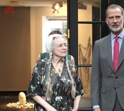Su Majestad el Rey conversa con la escritora estadounidense, Sharon Olds