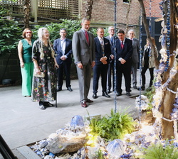 Su Majestad el Rey durante su recorrido por el jardín del Instituto Cervantes de Nueva York