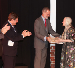 Su Majestad el Rey entrega el Premio Internacional Joan Margarit de Poesía a la escritora estadounidense Sharon Olds