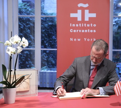 Su Majestad el Rey firma en el Libro de Honor del Instituto Cervantes de Nueva York
