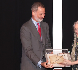 Su Majestad el Rey entrega el Premio Internacional Joan Margarit de Poesía a la escritora estadounidense Sharon Olds