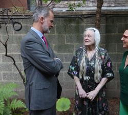 Su Majestad el Rey conversa con la premiada, Sharon Olds y la presidenta de la Fundación Joan Margarit e hija de Joan Margarit, Mónica Margarit