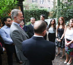 Su Majestad el Rey conversa con los miembros del Instituto Cerventes de Nueva York