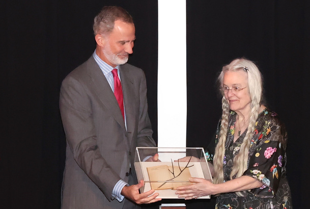 Su Majestad el Rey entrega el Premio Internacional Joan Margarit de Poesía a la escritora estadounidense Sharon Olds