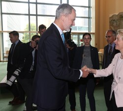Su Majestad el Rey es saludado por la presidenta de la Comisión Europea, Ursula von der Leyen