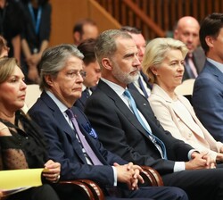 Don Felipe acompañado por las autoridades asistentes en un momento del acto