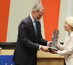 Su Majestad el Rey hace entrega del World Peace & Liberty Award a la presidenta de la Comisión Europea, Úrsula von der Leyen
