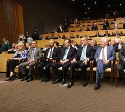 El Rey en la primera fila de asientos tras despedir al presidente constitucional de la República del Ecuador, a la presidenta de la Comisión Europea y