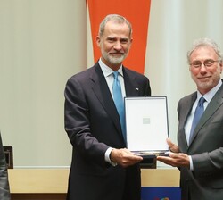 Su Majestad el Rey hace entrega del premio a la libertad de expresión al ex editor del Washington Post y Boston Globe, Martín Barón.