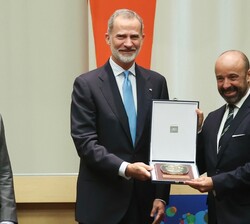 Don Felipe entrega a Miguel de Serpa Soares el premio campeón del Estado de Derecho a la oficina de Asuntos Jurídicos de las Naciones Unidas