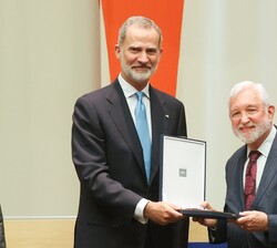 El Rey hace entrega al juez Superior del Tribunal de Distrito de los Estados Unidos para el Distrito Sur de Nueva York, Jed S. Rakoff, del premio camp